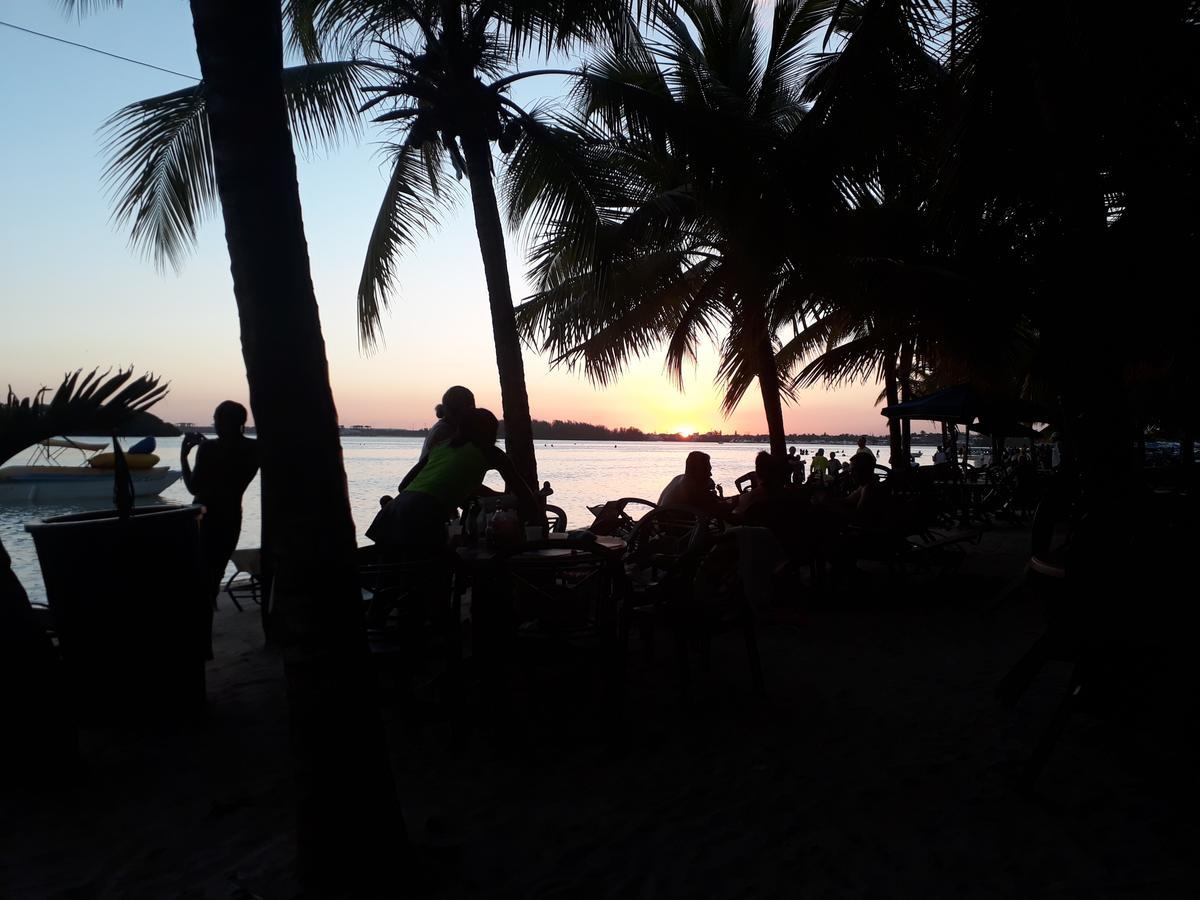 Hotel & Restaurante Espanol Luz De Luna Boca Chica Exterior photo